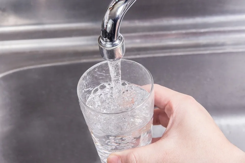 水道水を注いでいるコップ