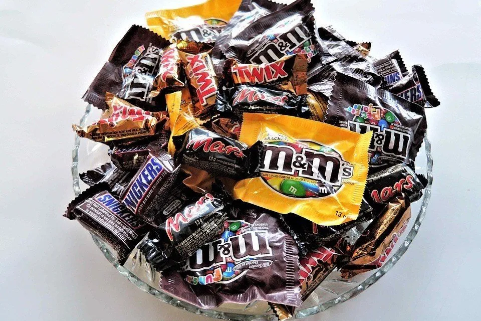 お皿に入った沢山のチョコレート菓子