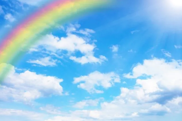 虹がかかった青空
