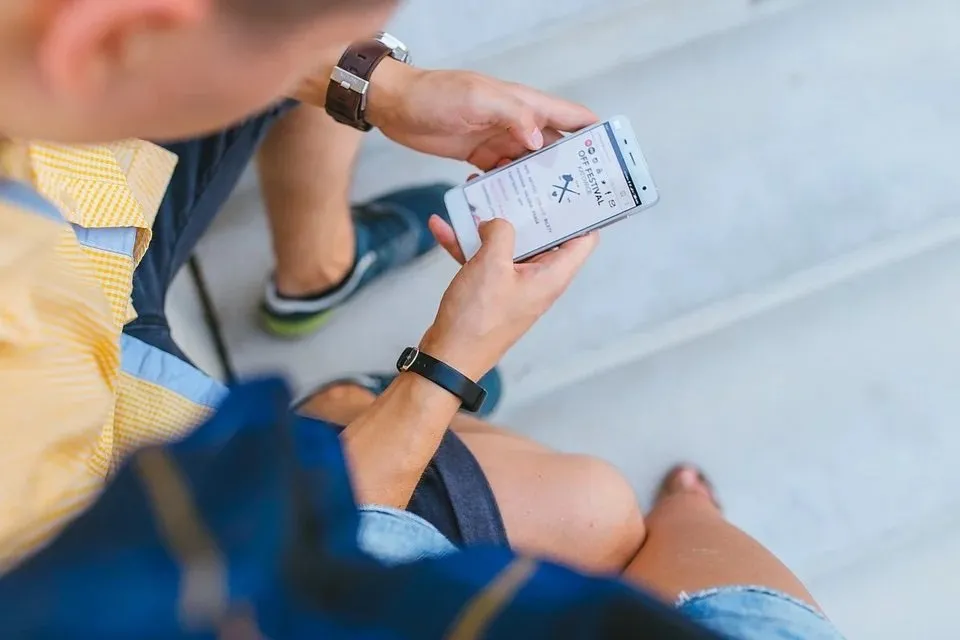 スマートフォンを操作する男性