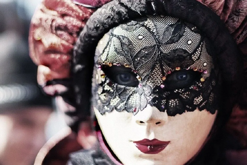 舞踏会のマスクを付けた婦人