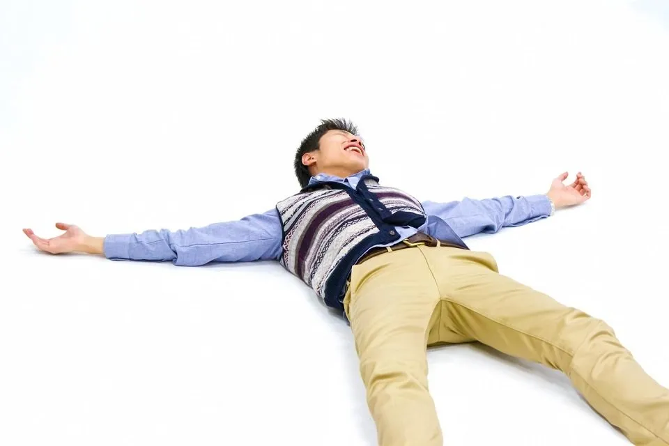 死んだフリをする男性