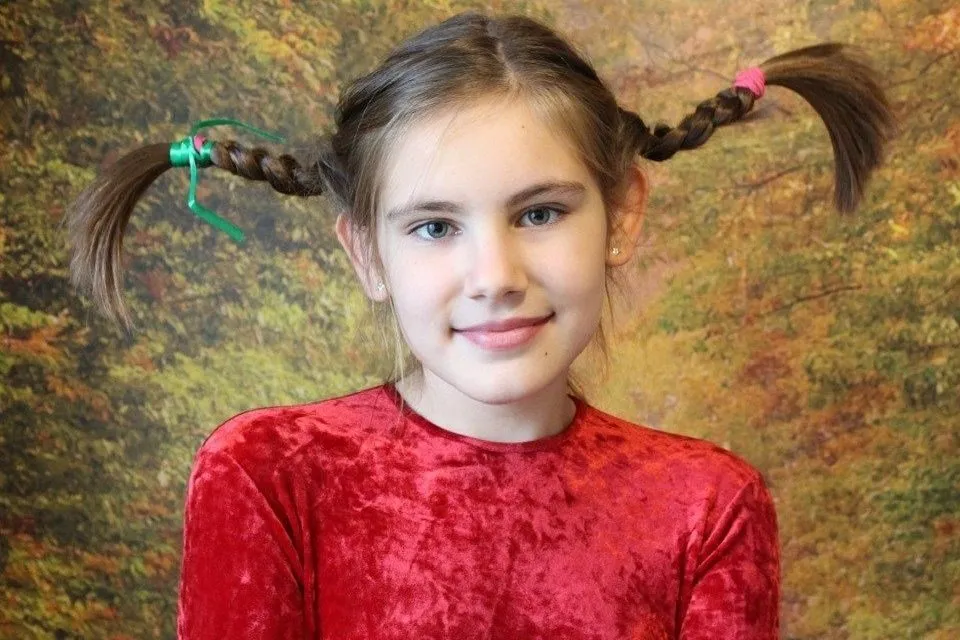 赤い服を着た少女