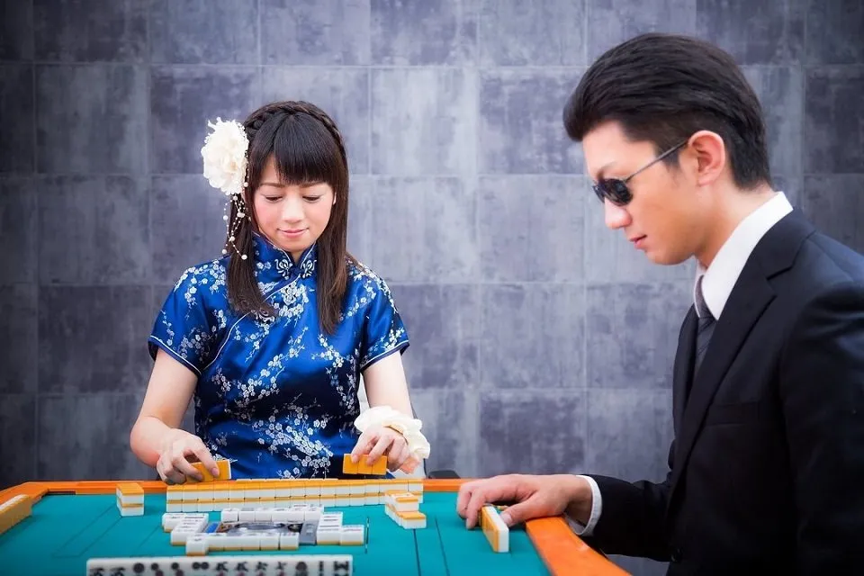 麻雀をする男女