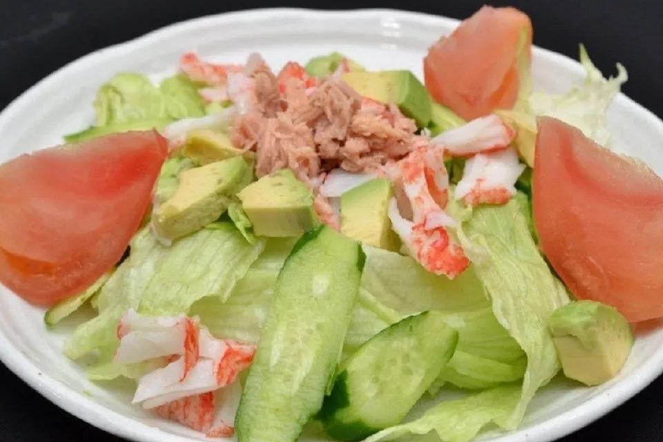 シーチキンの乗ったサラダ