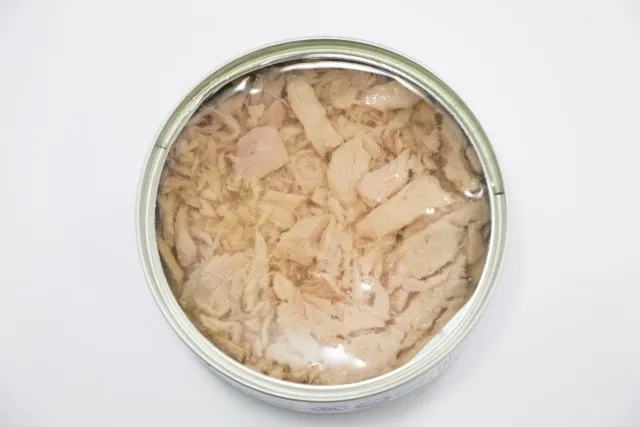 マグロのフレークが入ったシーチキン缶