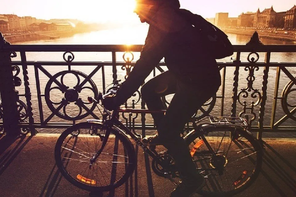 自転車をこぐ人