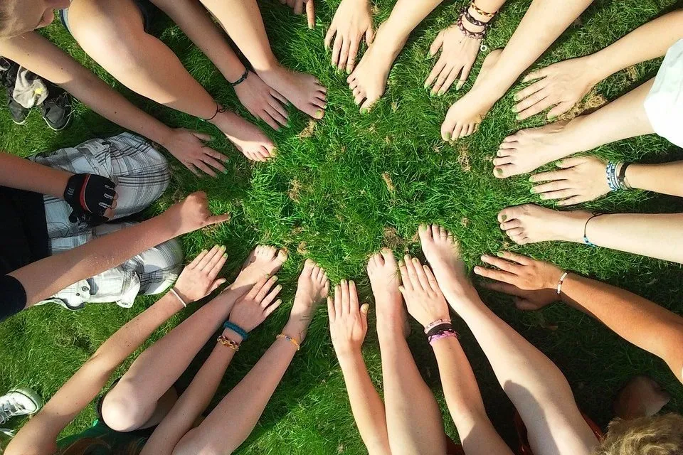 輪になって手を出す人々