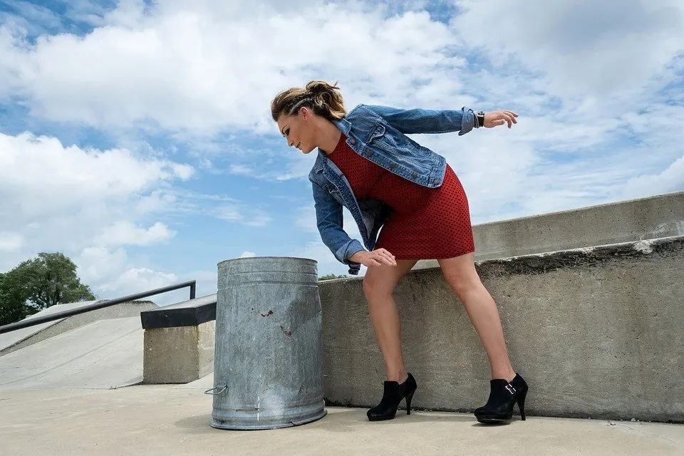 ゴミ箱にゴミを捨てた女性