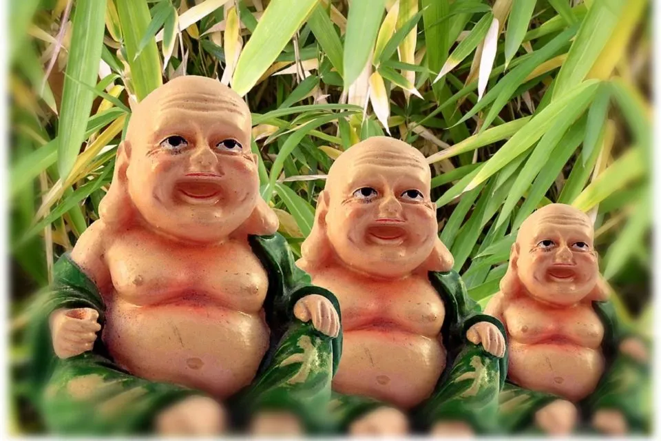 笑う3体の人形