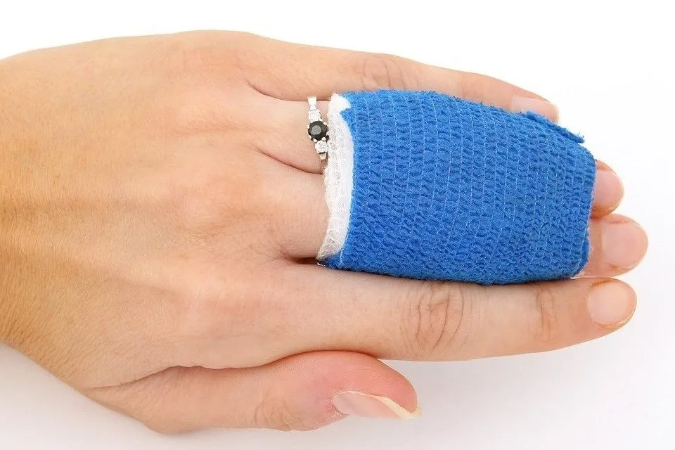 骨折して包帯を巻いた手