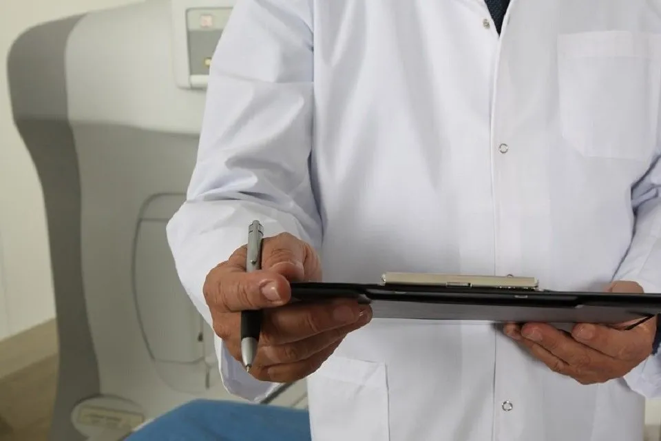 カルテを持った医者