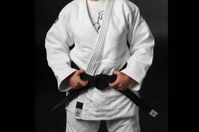 黒帯を締める柔道家