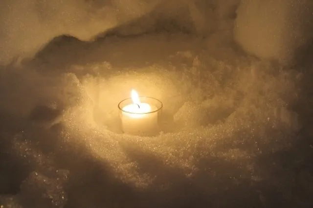 かまくらの中の灯かり