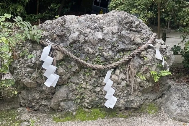 しめ縄の巻かれた大きなさざれ石