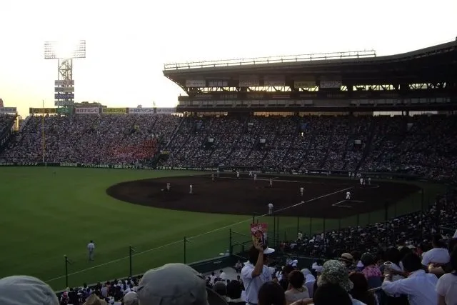 甲子園で試合する高校球児