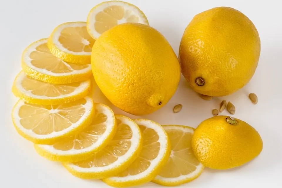 丸ごとレモンと輪切りにされたレモン