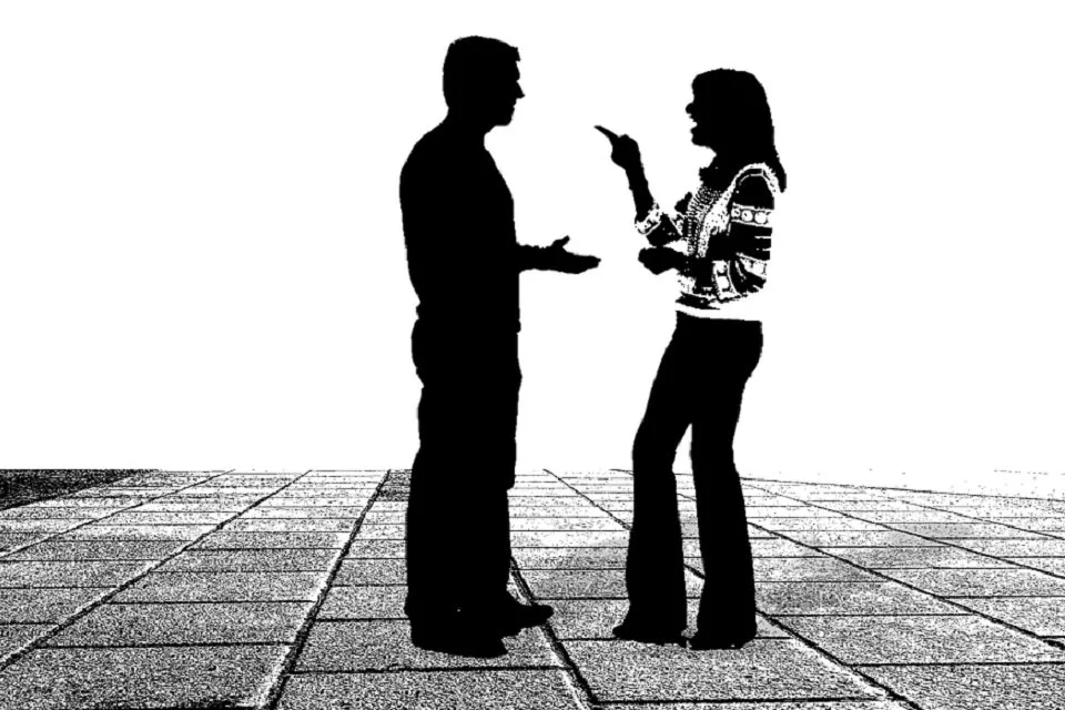 怒る女性と怒られる男性