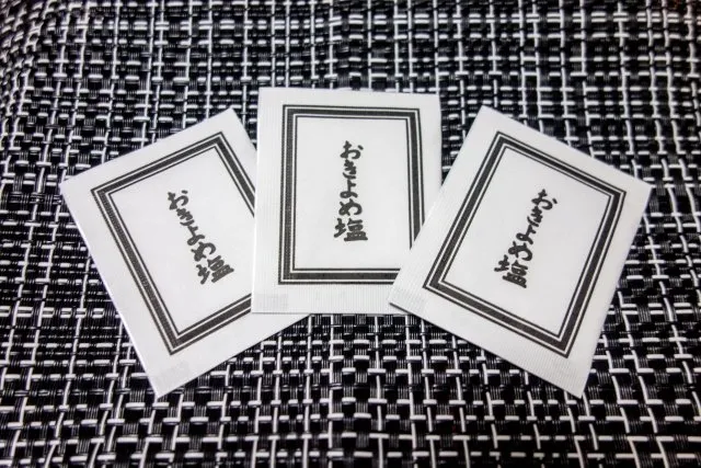 小袋に入ったお清めの塩