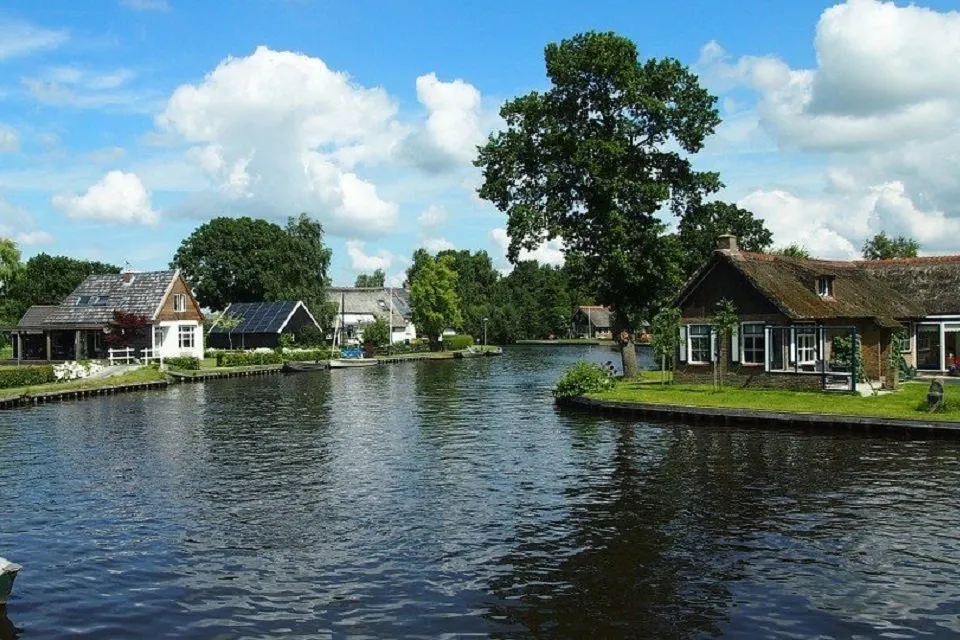 川のすぐ側にある家