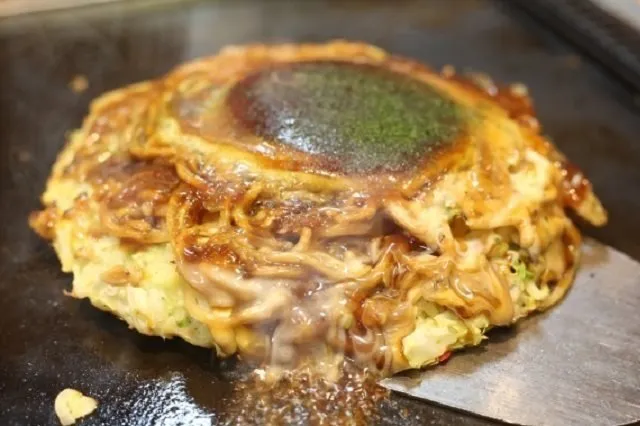 鉄板上のモダン焼き