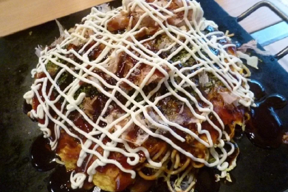 鉄板上の広島焼き