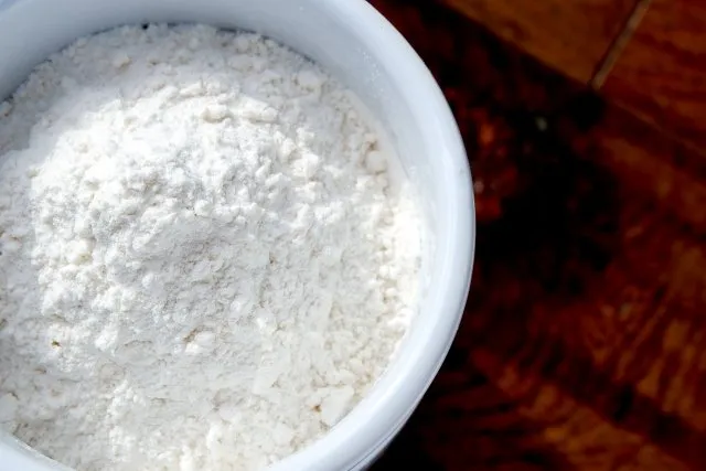 器に入った小麦粉