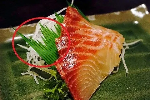 刺身の下のバラン