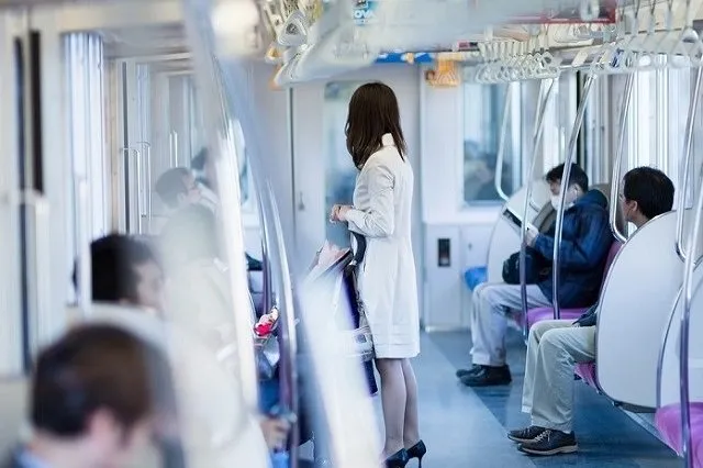 混雑している電車内