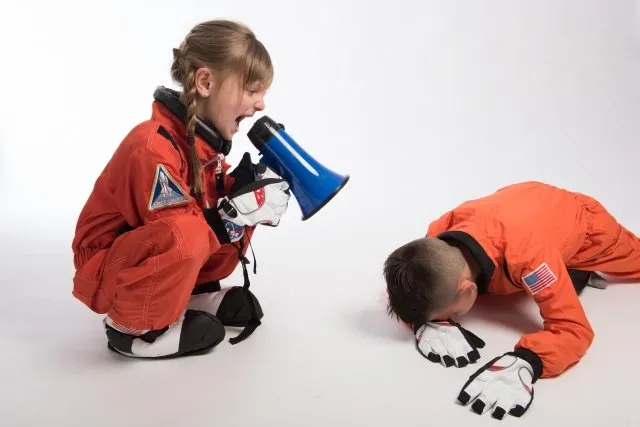 拡声器を持って叫ぶ少女