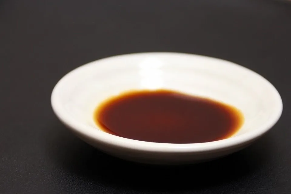 小皿に入った醤油
