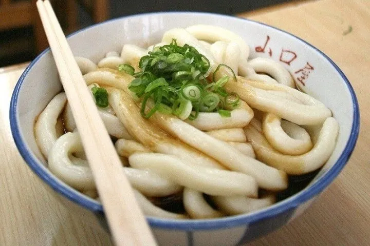 汁の色が濃い伊勢うどん