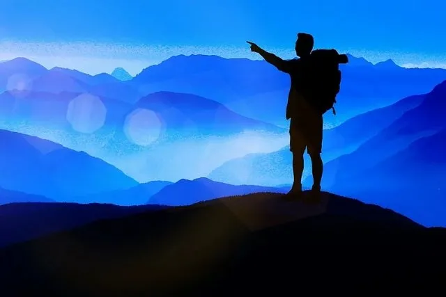 山頂を目指す登山者