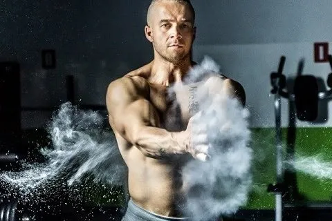 ロージンバッグを叩く男性