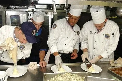 調理する四人のコックさん