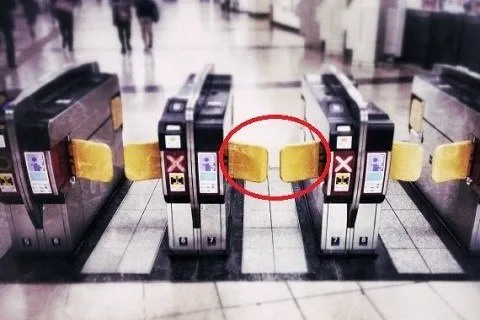 駅のフラップドア