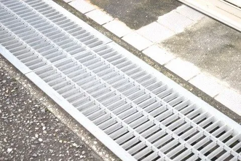 道路脇のグレーチング
