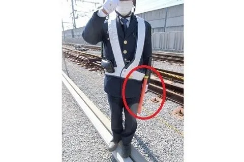 合図灯を持つ警備員