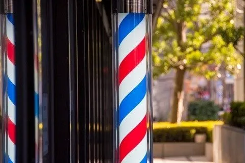 床屋前のサインポール